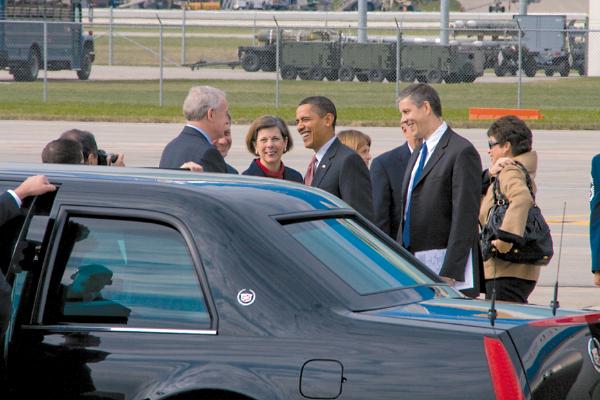 President Obama speaks with Milwaukee Mayor Tom Barrett before heading to Wright Middle School. 