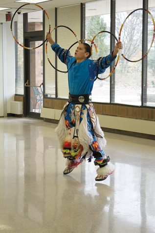 Native American dancers wow Mequon crowd