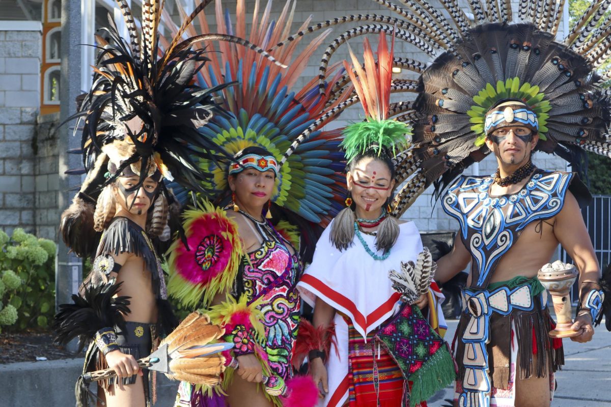 Bailadores Aztecos hacen una pose entre de actuaciones/Azteca dancers pose for a group photo in between performances