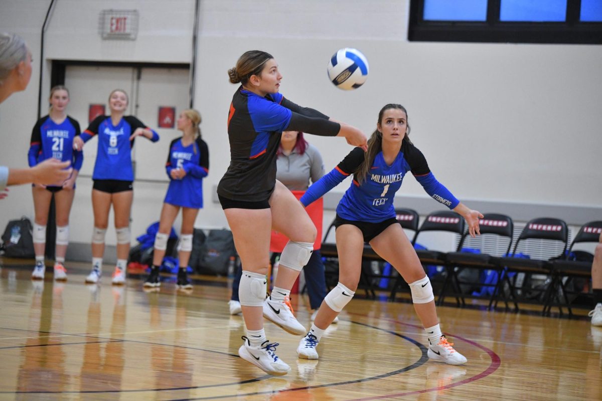 Libero/DS Kim Busateri passes the ball