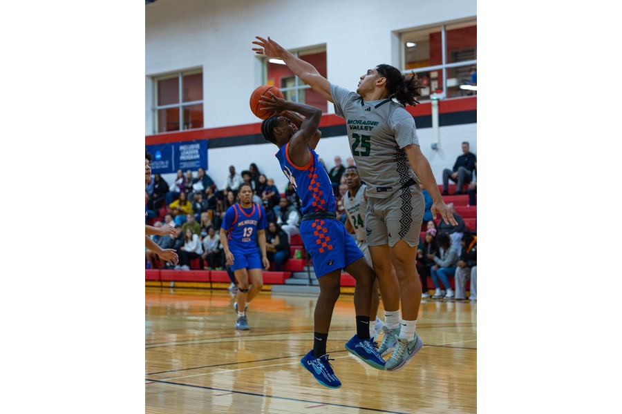 Freshman Point Guard Ky’Moni Hunt shooting a scoring shot against Moraine Valley