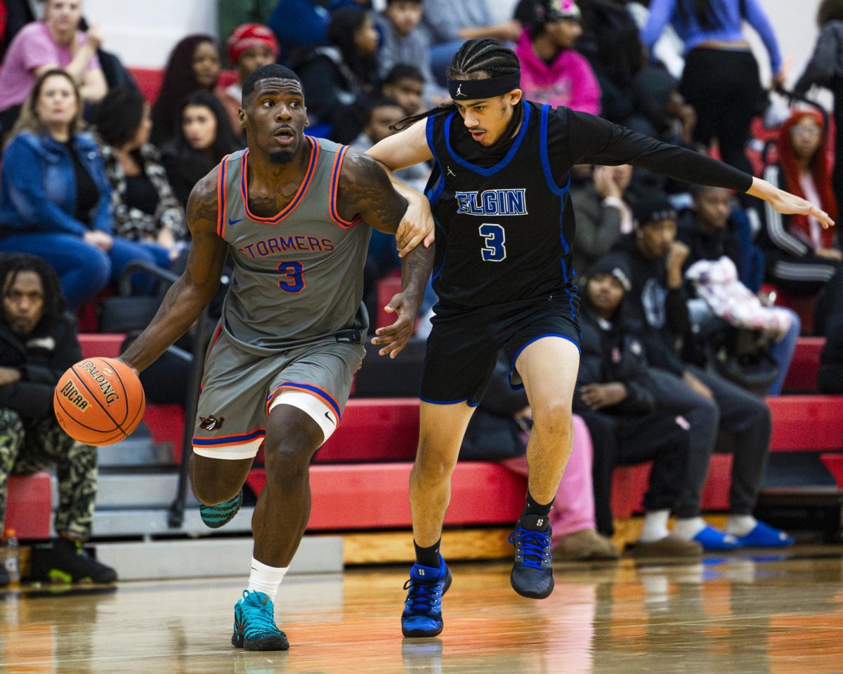Sophomore point guard Qi’Andre Washington makes a move past his defender in the home opener win (131-76) against Elgin Community College on November 13, 2025. 