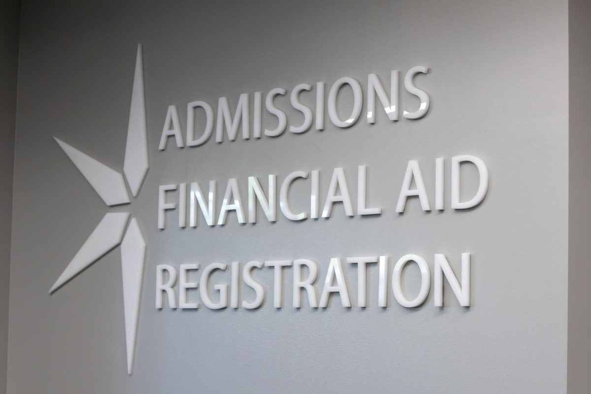 A sign guides students at the Downtown Campus to the Financial Aid Office.